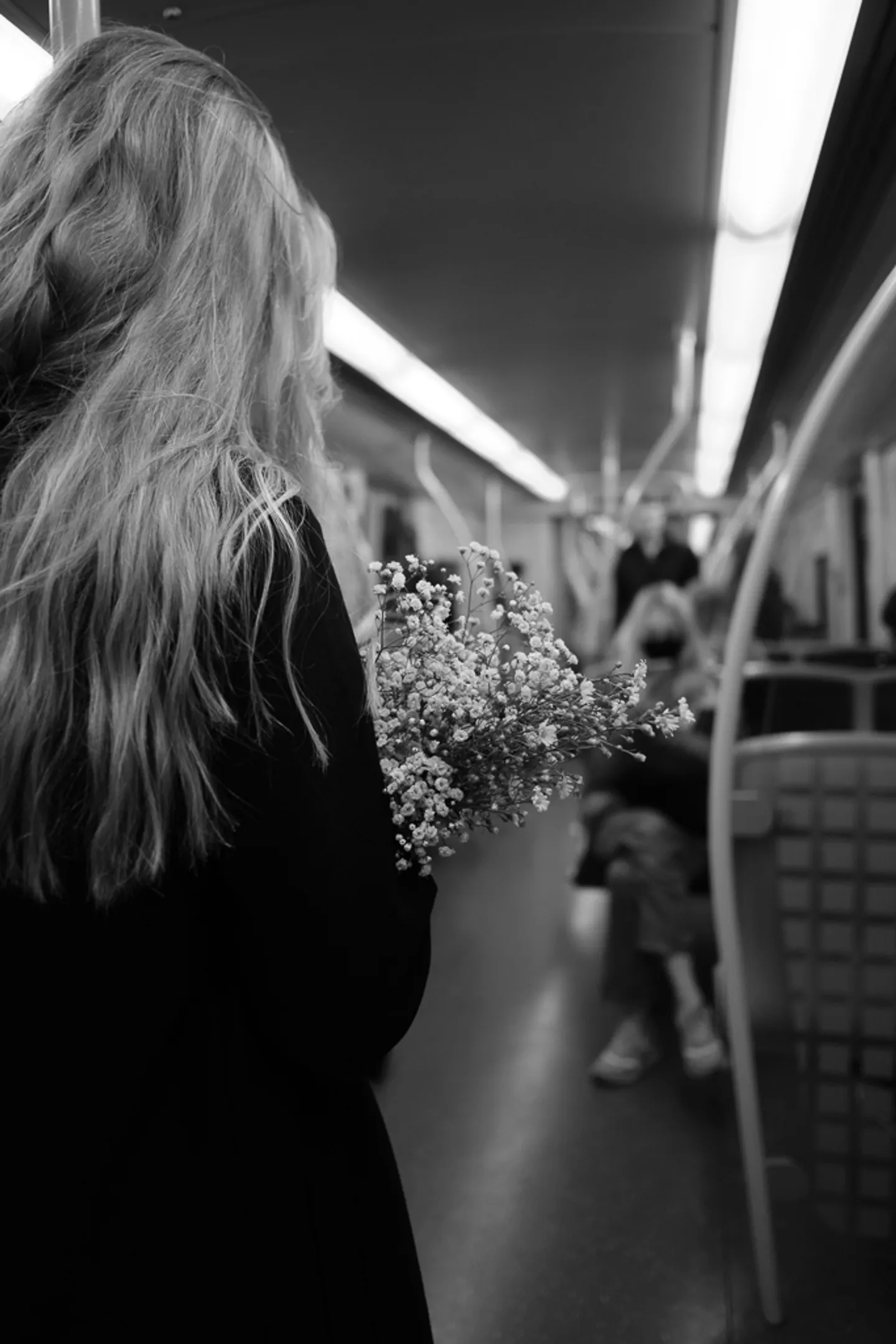 2 jenter med blondt hår. Ansiktsmaske. Blomster.