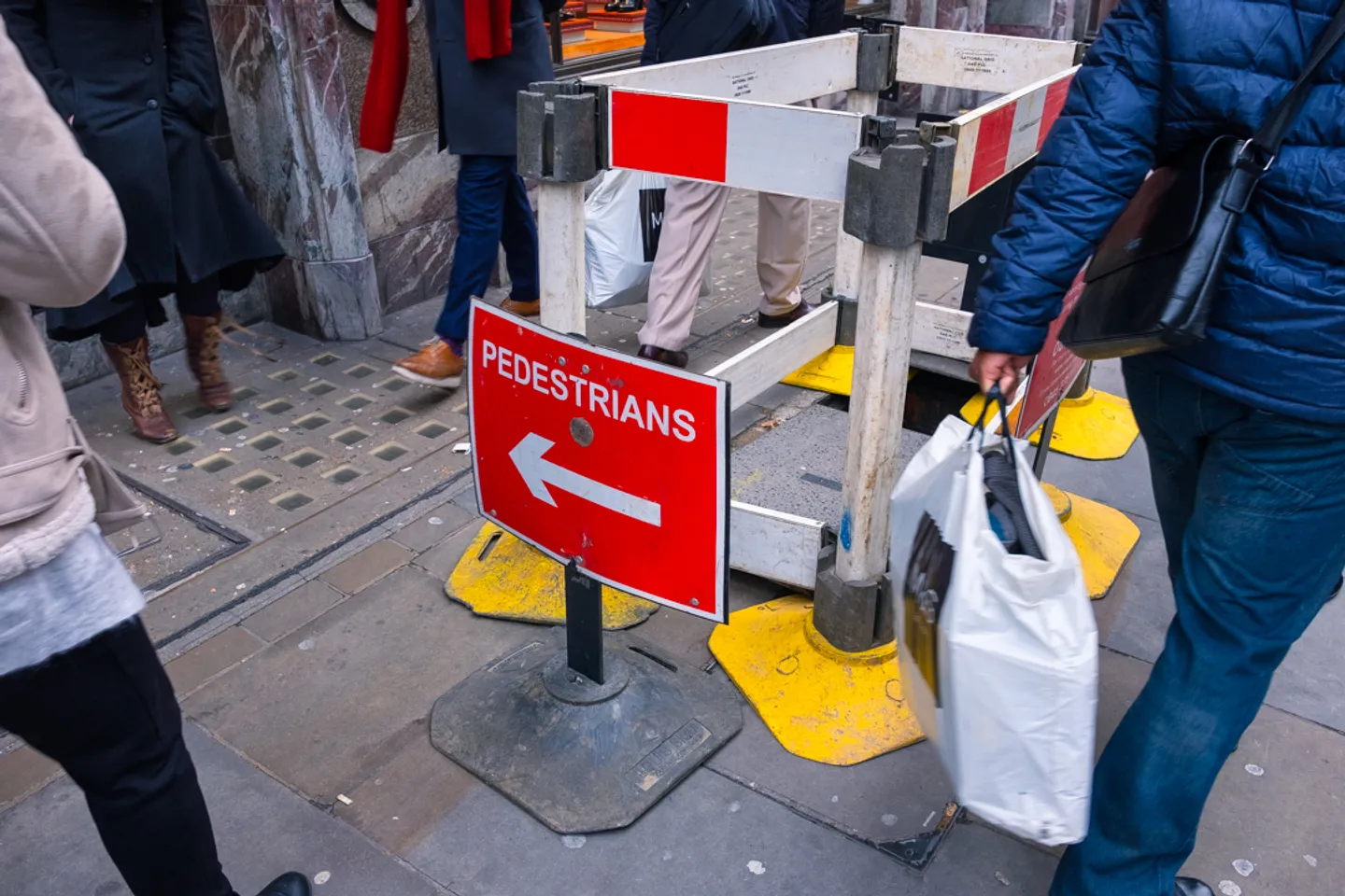Gate med skilt pedestrians og pil venstre