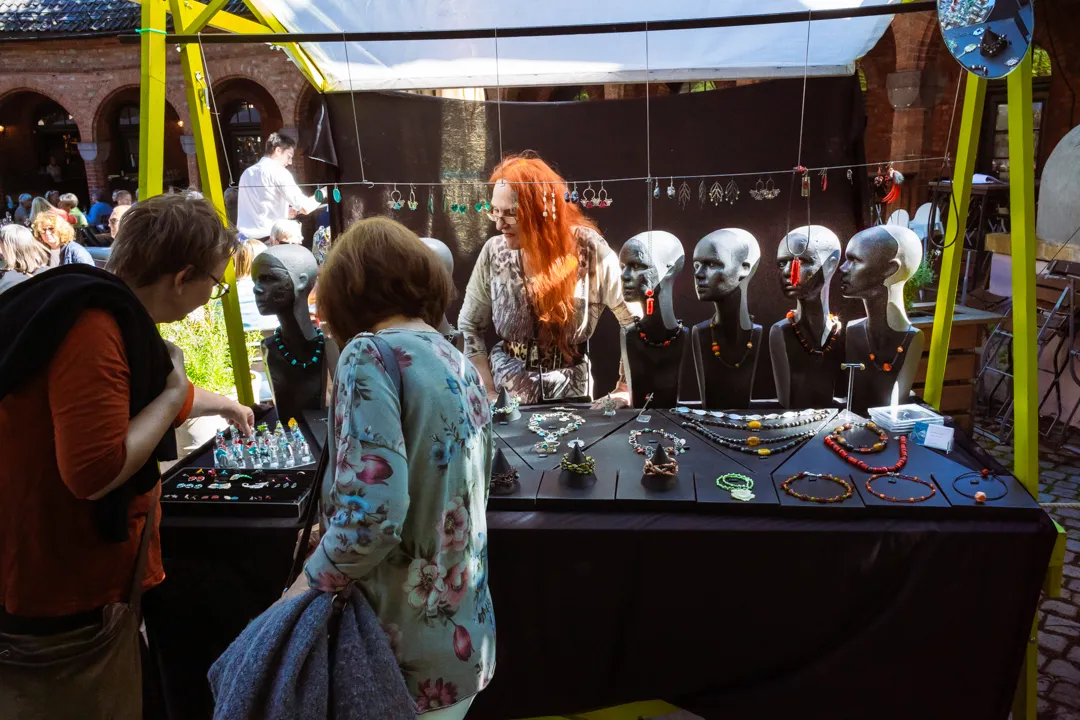 Five faces turned in the same direction